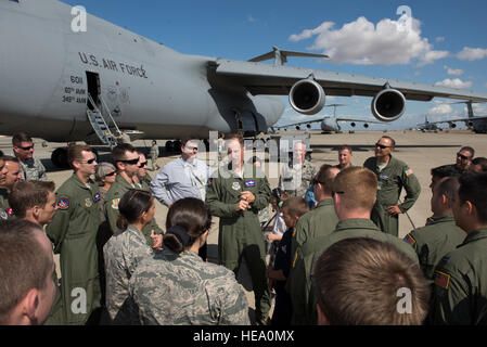 Die vierte C - 5M Super Galaxy angekommen Travis AFB, Kalifornien, 25. September 2014. Das Flugzeug wurde von Oberst Corey Martin, 60. Air Mobility Wing Commander geflogen. Neben anderen Verbesserungen erhöht das verbesserte M-Modell der Flügel Einsatzfähigkeit mit mehr Kraftstoffeffizienz und Reichweite. Ken Wright) Stockfoto