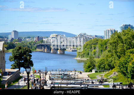 Ottawa, Kanada - 2. September 2016: ein Blick auf Alexandra Bridge während des Tages im Sommer. Um Menschen zu sehen. Stockfoto