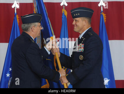 Gen Roger Brady; US Air Forces in Europe Kommandant; übergibt die 3. Luftwaffe Guidon an Generalleutnant Frank Gorenc; 3. AF Kommandant; während General Gorenc Übernahme der Befehl Zeremonie Montag in Ramstein. (Foto mit freundlicher Genehmigung von 86th Airlift Wing Public Affairs der US Air Force) Stockfoto