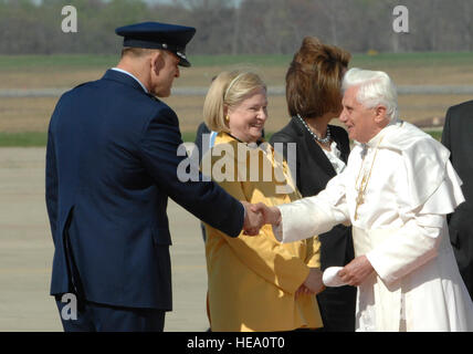 Maj Gen Frank Gorenc, Commander, Air Force District of Washington, grüßt Papst Benedict XVI. bei seiner Ankunft auf Andrews Air Force Base, MD., hosted by 316th Flügel und der Air Force District of Washington, am 15. April 2008, Beginn seiner einwöchigen Reise in die Vereinigten Staaten.  Die Papst, ausgewählten 265th Papst am 19. April 2005, Treffen mit Präsident George W. Bush im Weißen Haus, Adresse der Präsidenten der römisch-katholischen Colleges und Universitäten sowie feiern Messe in Nationals Park in Washington D.C. und das Yankee Stadium in New York City.   Tech Sergeant Craig Klöppel) Stockfoto