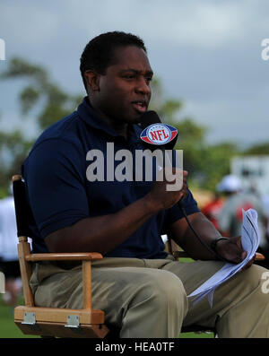 Fran Charles und Tom Waddle, NFL Network Analysten, interviews Oberst Dann Carlson, 647th Air Base Gruppenkommandant und gemeinsame Basis Pearl Harbor-Hickam stellvertretender Kommandeur in den Pro Bowl Trainingssitzungen am Earhart Field Jan. 26. Staff Sergeant Mike Meares) Stockfoto