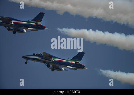 Die Frecce Tricolori, eine italienische Luftwaffe-Kunstflug-Team übt fliegende Formationen, 10. April 2015, auf Aviano Air Base in Italien. Die Kunstflugstaffel besteht aus 10 Aermacchi MB-339 Flugzeuge, die in Rivolto Luftwaffenstützpunkt, in der Nordost-italienischen Region Friaul-Julisch Venetien, Vorsehung von Udine basieren.  Staff Sgt Evelyn Chavez Stockfoto