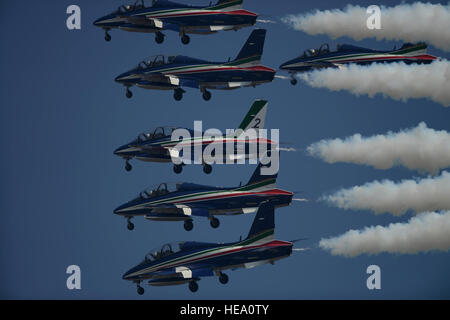 Die Frecce Tricolori, eine italienische Luftwaffe-Kunstflug-Team übt fliegende Formationen, 10. April 2015, auf Aviano Air Base in Italien. Die Kunstflugstaffel besteht aus 10 Aermacchi MB-339 Flugzeuge, die in Rivolto Luftwaffenstützpunkt, in der Nordost-italienischen Region Friaul-Julisch Venetien, Vorsehung von Udine basieren.  Staff Sgt Evelyn Chavez Stockfoto