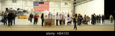 Freunde und Familienmitglieder der US-Flieger, die Rückkehr aus einer Bereitstellung in der Freiheit-Hangar in Hurlburt Field, Florida, 12. Januar 2014 warten.  Staff Sgt John Bainter Stockfoto