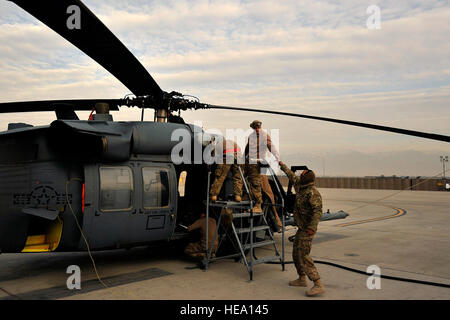 US Air Force Piloten zur 83. Expeditionary Rescue Squadron versetzt führen routinemäßige Wartungsarbeiten auf ein HH - 60G Pave Hawk in Bagram Air Field, Afghanistan, 22. November 2013. Alle drei Tage, Preflight-Wartung erfolgt die Pave Hawk, damit es sicher und flugfähig bleibt.  Senior Airman Kayla Newman Stockfoto