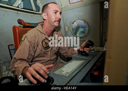 US Navy Lt. j.g. Adam Howe, Patrol Squadron 9, führt eine preflight-Überprüfung vor dem Start von Camp Lemonier, Dschibuti, 11. Januar 2014. Das Geschwader, bereitgestellt vom Marine Corps Base Hawaii, Kaneohe Bay, betreibt Lockheed Martin P - 3C Orion, ein viermotoriges Turboprop u-Jagd und maritime Überwachungsflugzeuge zur Unterstützung kombiniert Joint Task Force-Horn von Afrika Missionen.  Staff Sgt Christopher Gross) Stockfoto