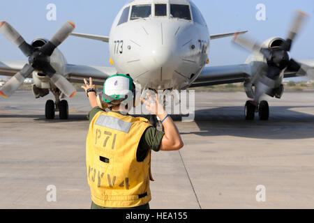 US Navy Petty Officer 3rd Class Brittney Mueller, Patrol Squadron 9 Luftfahrt Maschinist Mate, weist eine Lockheed Martin P - 3C Orion-Pilot seinen dritten Motor vor dem Start von Camp Lemonier, Dschibuti, 11. Januar 2014 beginnen. Das Geschwader, bereitgestellt vom Marine Corps Base Hawaii, Kaneohe Bay, ist P-3Cs, ein viermotoriges Turboprop u-Jagd und maritime Überwachungsflugzeuge zur Unterstützung kombiniert Joint Task Force-Horn von Afrika Missionen tätig.  Staff Sgt Christopher Gross) Stockfoto