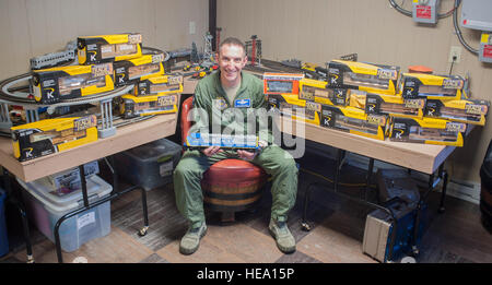 Techn. Sgt Doug Beish, 436th Operations Support Squadron C - 5M Super Galaxy Loadmaster Trainer, sitzt in der Mitte seiner ersten militärischen Modell-Eisenbahn-Set 9. April 2014, in seinem Elternhaus in Dover, Delaware Beish Liebe, für Züge kommt von seinem Vater, der ein Schweißgerät ist, die für einen Zug Automobilhersteller gearbeitet. Senior Airman Jared Duhon) Stockfoto