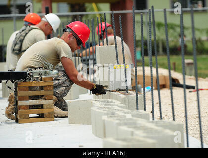 Bauingenieure der Luftwaffe und Armee bekämpfen schwere Ingenieure legen Mörtel auf Bauklötze 19. April 2013, auf der Baustelle der Louisiana Primary School in Orange Walk in Belize. Bauingenieure aus den USA und Belize konstruieren verschiedene Strukturen in ganz Belize als Teil einer Übung namens neue Horizonte. Bau dieser Anlagen fördern Weiterbildung für die Kinder des Landes und bieten wertvolles Training für die USA und Belize Service-Mitglieder. Tech Sergeant Tony Tolley) Stockfoto