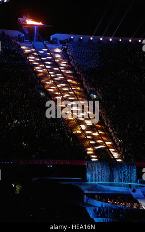 Die Olympische Fackel wurde am 15. September 2000 im Olympiastadion in Sydney vor 110.000 Zuschauern im Rahmen der Eröffnungszeremonien für die Olympischen Spiele 2000 in Sydney aufgehängt und entzündet. Stockfoto