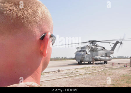 U.S. Marine Corps CPL. Kevin Trammell, Marine Tilt Rotor Squadron 266 verstärkt (VMM-266-REIN), pit 26. Marine Expeditionary Unit Brennstoffe NCO verantwortlich, Uhren aus dem Brennstoff wie ein CH-53-Super-Hengst auf der Flightline bei Pano Aqil Cantonment, Pakistan Okt. 23 tankt. US-Hubschrauber Hilfsaktionen seit 5. August, mehr als 12 Millionen Pfund Essen in abgelegenen Gebieten in der transportiert wurden Links Hilfe nach einem Hochwasser ca. 1/5 der Grafschaft unter Wasser auf ihrem Höhepunkt. Zu, Fuelers, Hubschrauber zu gewährleisten wurden trugen angeheizt und flugbereit. Von Stockfoto