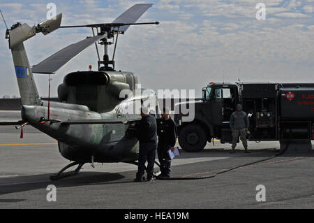 36. Rescue Squadron UH-1N Iroquois Hubschrauber erhält Kraftstoff aus einer r-11-Kraftstoff-LKW durch die 92. Logistik Bereitschaft Squadron Petroleum betrieben, Öl und Schmierstoffe Flug 18. Februar 2015, auf der Fairchild Air Force Base Wash Der Kraftstoff bereitgestellt von den POL Flug Mächten 36 RQS-Flugzeuge, die in die 688 Rettungen gutgeschrieben das Geschwader seit seiner Gründung im Jahr 1971 unterstützt haben. Captain David Liapis) Stockfoto