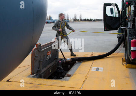 Flieger 1. Klasse Daniel Langer, ein 92nd Logistik Bereitschaft Squadron Brennstoffe Verteilung Operator zieht Kraftstoffstrom sensing Zeilen aus einer r-12-Kraftstoff-LKW in Vorbereitung einer KC-135 Stratotanker Flugzeuge betanken Betrieb 2. März 2015, Fairchild Air Force Base, Wash Brennstoffe Verteilung Operatoren arbeiten im Erdöl, Öl und Schmierstoffe Flug verantwortlich zum Ausfüllen von KC-135 Stratotankers mit Treibstoff für Flugzeuge verwendet und andere Flugzeuge aus allen Bereichen des US-Militärs sowie einige von Alliierten tanken Nationen. Captain David Liapis) Stockfoto