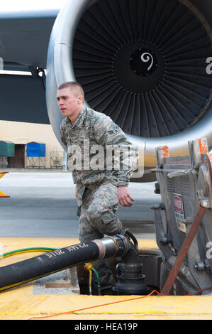 Flieger 1. Klasse Daniel Langer, ein 92nd Logistik Bereitschaft Squadron Brennstoffe Verteilung Operator, verlässt eine Kraftstoff Hydrant Grube vor dem Pumpen Kraftstoff aus einer r-12-Kraftstoff-LKW in einer KC-135 Stratotanker Luft Betankung der Flugzeuge, die 92. Air Refueling Wing 2. März 2015 zugewiesen, bei Fairchild Air Force Base, Wash Langer und seine Kollegen Brennstoffe Distribution Operatoren arbeiten rund um die Uhr bei jeder Witterung Fairchilds KC-135 s sicherzustellen sind bereit, Tanker, eine Vielzahl von Missionen zu unterstützen, enthält Suche & Rettung, Landesverteidigung, Schulung und Betrieb bereitgestellt. Captain David Liapis Stockfoto