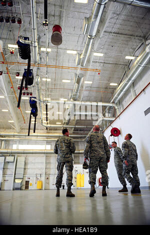 US Air Force Colonel James Meger, 355th Kämpfer-Flügel-Kommandant, erhält eine Tour durch die 355th Komponente Wartung Geschwader neuen gemeinsamen Brennstoffzellen Reparatur Hangar nach seiner Banddurchtrennungszeremonie an Davis-Monthan Air Force Base, Arizona, 13. Juli 2015. Die Anlage umfasst 29.000 qm und ist in der Lage, Gehäuse, eine c-130 Hercules oder zwei a-10 Blitze oder HH-60 Pavehawks.  Flieger 1. Klasse Chris Drzazgowski Stockfoto