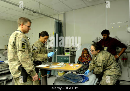 Lieutenant Colonel David Jones, führen 455. Expeditionary Praxisgemeinschaft Kinderarzt und Krankenschwestern eine präoperative Beurteilung und Labors auf eine 12-jährige im Craig Joint Theater Krankenhaus auf Bagram Air Field, Afghanistan, Okt. 20. Das Mädchen hat einen Magen-Darm-Blutgefäß-Tumor. Jones ist ein Eingeborener von San Antonio, Texas.  Staff Sergeant Stephenie Wade) Stockfoto