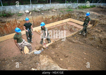 Mitarbeiter der US-Luftwaffe und des Marine Corps der 823. RED HORSE Squadron und der 271. Marine Wing Support Squadron errichteten 2015 am 5. Juni 2015 ein neues Schulgebäude an der Gabriela Mistral Primary School in Ocotes Alto, Honduras. Stockfoto