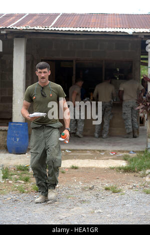 US Marine Corps SGT Jason Kelleher, ein Kampfingenieur mit einem 271. Marine Wing Support Squadron, 2. Marine Air Wing, aus der Marine Corps Air Station Cherry Point, North Carolina, schnappt sich ein frisches Mittagessen aus einem Supermarkt in der Nähe von Gabriela Mistral-Grundschule in Ocotes Alto, Honduras, 5. Juni 2015. Die Marines arbeiten zusammen mit der 823. Expeditionary RED HORSE-Geschwader aus Hurlburt Field, Florida, ein zwei-Klassenzimmer Schulhaus als Teil der neuen Horizonte Honduras 2015 Trainingsübung zu konstruieren. New Horizons wurde in den 1980er Jahren ins Leben gerufen und ist eine jährliche gemeinsame humanitäre Hilfe ex Stockfoto