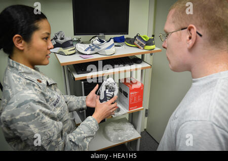 (Links) Major Lee Warlick, 628th Medical Operations Squadron Physiotherapie Flug Kommandanten, zeigt Staff Sgt Christopher Hammond, 437th Aircraft Maintenance Squadron Crewchief, verschiedene Arten von Laufschuhen während eines Termins in der Gangart Analyse Klinik, 8. Januar 2013, auf gemeinsame Basis-Charleston - Luftwaffenstützpunkt, S.C. Laufschuhe Motion Control-Schuhe, Schuhe von Stabilität und Dämpfung Schuhe gehören. Staff Sgt Anthony Hyatt) Stockfoto