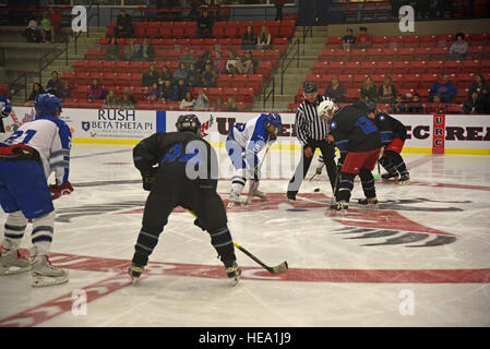 Die Fairchild Air Force Base Falcons bereiten für Spiel wie der Puck am Anfang der ersten Periode von blau und weiß Spiel 23. Oktober 2015, am Eastern Washington University Recreation Center Eisbahn in Cheney, Washington gesunken ist Das blaue Team, gecoacht von Oberst Brian McDaniel, 92. Air Refueling Wing Commander und Chief Master Sgt. Christian Pugh, 92. ARW Befehl Chef, behauptete einen 5: 3-Sieg über das weiße Team. Airman 1st Class Mackenzie Richardson) Stockfoto