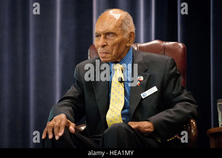 Dr. Roscoe C. Brown Jr. ist am 5. Juni 2015, in Holz-Auditorium am Air Command interviewt und Fortbildungsakademie befindet sich auf der Maxwell Air Force Base. Brown ist eines der berühmten Tuskegee Airmen und war Kommandeur der 100. Fighter Squadron, Teil der 332. Kämpfer-Gruppe. Brown wurde als einer der Adler für 2015 Gathering of Eagles, moderiert von ACSC ausgewählt. (Donna L. Burnett Stockfoto