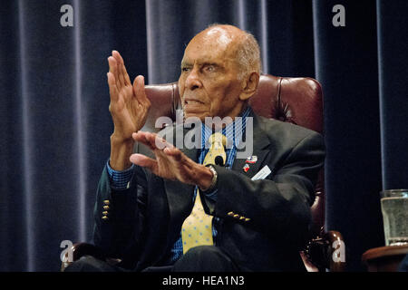 Dr. Roscoe C. Brown Jr. ist am 5. Juni 2015, in Holz-Auditorium am Air Command interviewt und Fortbildungsakademie befindet sich auf der Maxwell Air Force Base. Brown ist eines der berühmten Tuskegee Airmen und war Kommandeur der 100. Fighter Squadron, Teil der 332. Kämpfer-Gruppe. Brown wurde als einer der Adler für 2015 Gathering of Eagles, moderiert von ACSC ausgewählt. (Donna L. Burnett Stockfoto