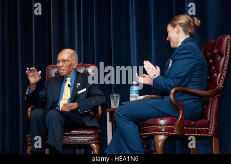 Dr. Roscoe C. Brown Jr. ist am 5. Juni 2015, in Holz-Auditorium am Air Command interviewt und Fortbildungsakademie befindet sich auf der Maxwell Air Force Base. Brown ist eines der berühmten Tuskegee Airmen und war Kommandeur der 100. Fighter Squadron, Teil der 332. Kämpfer-Gruppe. Brown wurde als einer der Adler für 2015 Gathering of Eagles, moderiert von ACSC ausgewählt. (Donna L. Burnett Stockfoto