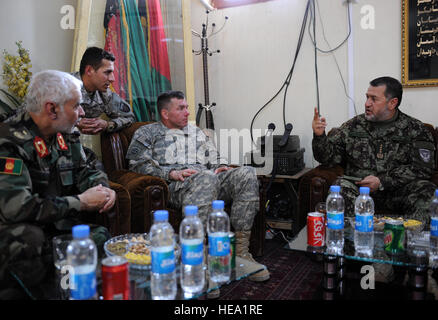 Gen Bismillah Mohammadi, rechts, Afghan National Army (ANA) Chef des Stabes, spricht mit Generalleutnant William B. Caldwell IV, zentrieren, Commander, NATO Training Mission - Afghanistan (NTM-A) ein ANA-Camp in Kandahar, Afghanistan, 4. Januar 2010. Gen Mohammadi eingeladen Generalleutnant Caldwell Treffen mit ANA und Koalitionstruppen auf verschiedenen ANA Beiträge in der gesamten Region. Beide Generäle erhielt Mission Updates und Feedback von ANA und Koalition zwingt auf Ausbildung, der Lebensqualität und der Bekämpfung des Terrorismus. Staff Sgt Larry E. Reid Jr., veröffentlicht) Stockfoto