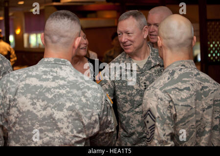 General Frank Grass, Chef des National Guard Bureau, trifft sich mit Soldat innen der Massachusetts militärische Reservierung bei Otis Air National Guard Base auf 2. Juni 2013. Gen Grass tourte mehrere Einrichtungen und sprach mit Service-Mitglieder, die Massachusetts militärische Reservierung über die Bedeutung der Nationalgarde und der Rolle spielt es im Notfall Bemühungen, wie den Boston-Marathon Bombardierung Antwort zugeordnet. (National Guard Staff Sgt. Jeremy Bowcock Stockfoto
