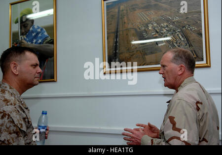 Marine Corps General James E. Cartwright, stellvertretender Vorsitzender der Joint Chiefs Of Staff, spricht mit Navy Rear Admiral Jim Hart, kombiniert Joint Task Force-Horn von Afrika Kommandant, über die Geschichte des Camp Lemonier, Dschibuti, während eines Anrufs Büro 23. November 2007. Cartwright brachte eine USO-Show für die Truppen und Mission Updates auf Operationen im Land erhalten.  Techn. Sgt. Adam M. stumpf, US Air Force. (Freigegeben) Stockfoto