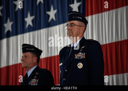 Von rechts, General John Hyten, scheidenden Kommandeur des Air Force Space Command, nimmt im Moment als Air Force Chief Of Staff General David L. Goldfein auf Minuten vor Goldfein Pässe Befehl des AFSPC General John Raymond, 25. Oktober 2016 auf Peterson Air Force Base, Colorado sieht (U.S. Air Force Photo/Flieger 1. Klasse Dennis Hoffman) Stockfoto