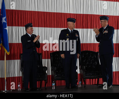 Rechts, General John Hyten, scheidenden Kommandeur des Air Force Space Command, klatscht mit (links) Air Chief Of Staff General David L. Goldfein Minuten nach General John Raymond übernahm das Kommando des AFSPC, 25. Oktober 2016 auf der Peterson Air Force Base, Colorado General Raymond war zuvor stellvertretender Stabschef für Operationen, Headquarters Air Force. (US Air Force Photo/Flieger 1. Klasse Dennis Hoffman) Stockfoto