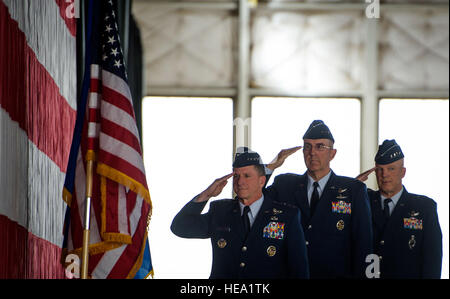 Verließ, übernahm Air Chief Of Staff General David L. Goldfein, General John Hyten, scheidenden Kommandeur des Air Force Space Command und General John Raymond Gruß während der Nationalhymne, 25. Oktober 2016 auf Peterson Air Force Base, Colorado Raymond AFSPC Minuten später. (US Air Force Photo/techn. Sgt David Salanitri) Stockfoto