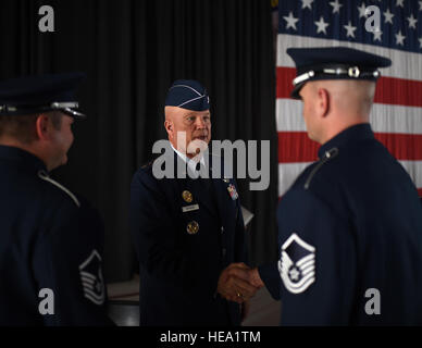 General John Raymond spricht mit Flieger kurz nach Übernahme des Air Force Space Command, 25. Oktober 2016 auf der Peterson Air Force Base, Colorado Raymond war zuvor stellvertretender Stabschef für Operationen, Headquarters Air Force. Airman 1st Class Dennis Hoffman) Stockfoto