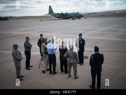 General John Raymond nimmt Fragen der Presse während seiner ersten Pressekonferenz als Kommandeur des Air Force Space Command, 25. Oktober 2016 auf der Peterson Air Force Base, Colorado Raymond war zuvor stellvertretender Stabschef für Operationen, Headquarters Air Force. (US Air Force Photo/techn. Sgt David Salanitri) Stockfoto