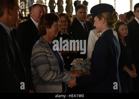 Frau Laura Hyten, Ehefrau von General John Hyten erhält Blumen als Dankeschön von der Flieger der Air Force Space Command während das AFSPC Änderung der Befehl Zeremonie 25. Oktober 2016, Peterson Air Force Base, Colorado Die Hytens ziehen in Offut Air Force Base, Nebraska, wo der General der nächste Kommandant der US Strategic Command werden wird. (US Air Force Photo/Craig Denton) Stockfoto