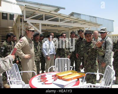 100708-F-5188L-005 KABUL, Afghanistan--Major General Boera Kommandierender General, Combined Air Power Übergang Force, NATO Training Mission-Afghanistan/kombinierte Sicherheit Übergang Befehl-Afghanistan, und Commander, 438th Air Expeditionary Wing und Generalmajor Darwan, afghanischen Luftwaffe Kommandant, Tour der afghanischen Luftwaffe Thunder Lab, eine englische Immersion-Programm zur Verbesserung der Englisch, Luft- und beruflichen Fähigkeiten der afghanischen Luftwaffe Offiziere erwartet Pilotenausbildung am 8. Juli , 2010.   Capt Rob Leese /). Stockfoto