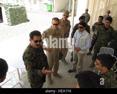 100708-F-5188L-004 KABUL, Afghanistan--Major General Boera Kommandierender General, Combined Air Power Übergang Force, NATO Training Mission-Afghanistan/kombinierte Sicherheit Übergang Befehl-Afghanistan, und Commander, 438th Air Expeditionary Wing und Generalmajor Darwan, afghanischen Luftwaffe Kommandant, Tour der afghanischen Luftwaffe Thunder Lab, eine englische Immersion-Programm zur Verbesserung der Englisch, Luft- und beruflichen Fähigkeiten der afghanischen Luftwaffe Offiziere erwartet Pilotenausbildung am 8. Juli , 2010.   Capt Rob Leese /). Stockfoto