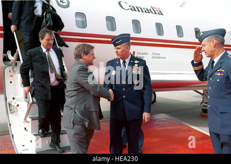 Kanadischen Minister für auswärtige Angelegenheiten, Herr Lloyd Axworthy (links), wird von der US Air Force General Richard Myers begrüßt (2. von rechts), Commander In Chief, North American Aerospace Defense Command und kanadische Kräfte Leutnant General George E. C. Macdonald Peterson Air Force Base, Colorado, am 11. März 1999. Stockfoto