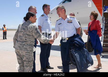 Admiral Paul Zukunft, Kommandant der US Coast Guard wird von Chief Master Sgt. begrüßt.  Idalia Peele, 21. Space Wing command Chief bei Peterson Air Force Base, Colorado, 12. Mai 2016. Vereinsmitglieder ist die North American Aerospace Defense Command und US Northern Command Veränderung teilnehmen. Vereinsmitglieder führt die größte Komponente des Department of Homeland Security, bestehend aus 88.000 Mitarbeiter einschließlich der aktiven Dienst, reservieren, zivilen und freiwilligen Auxiliarists. Airman First Class Dennis Hoffman Stockfoto