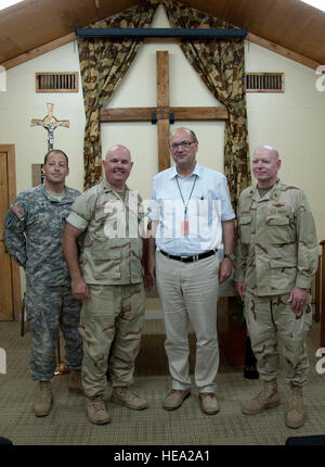 Von rechts nach links: US Navy Chaplain (Capt) Gerald Hutchinson, Combined Joint Task Force - Horn von Afrika-Direktor für religiöse Angelegenheiten, deutscher Militärbischof Dr. Martin Dutzmann, US Navy Chaplain (Lt. Cmdr.) Posieren Sie Michael Duesterhaus, Camp Lemonier Kaplan und US Army Chaplain (Capt) Brett Anderson, CJTF-HOA Kaplan, für ein Foto an der Kapelle hier 6 Juni. Sie erhielten eine Basis-Tour, Briefing und eine Chance, besuchen die Basis Kapelle, lernen wie Combined Joint Task Force - Horn von Afrika Seelsorger betreiben. Stockfoto