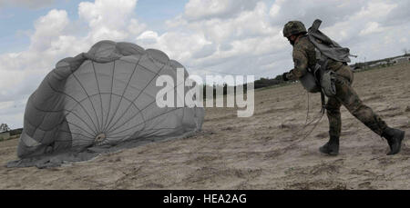 Ein deutscher Fallschirmjäger landet auf einem Tropfen nach dem Verlassen eines Flugzeuges bei Nacht Stalker-Drop-Zone befindet sich im Plantation Airpark, Sylvania, Ga., während der Operation "Skyfall" USA am 11. April 2016.  Betrieb "Skyfall" USA (OS-U) ist eine 982nd Combat Camera Company (Airborne) Theater Sicherheitszusammenarbeit Initiative.  OS-U ist eine gemeinsame, Mehrkomponenten, multi-laterale bekämpfen Kamera Gegenstand Expertenaustausch statt an mehreren Standorten in Georgien. OS-U ist Teil einer Serie, die OS-Deutschland, enthält OS-Frankreich und OS-Kosovo.  (US-Armee Javion Siders Stockfoto