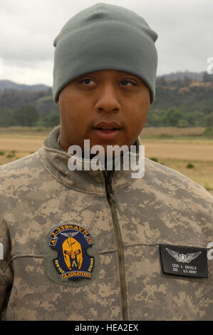 US Army Staff Sgt Leon Daniels, 2-238th AVN GSAB zugewiesen, Slips Flieger Feuerwehrleute, die 944th zugewiesen, Bauingenieur-Geschwader und 910th Airlift Wing auf der richtigen UH-60 Blackhawk Rettungsverfahren während Global Medic/Krieger, Schoonover Flugplatz, Fort Hunter Liggett, Calif., 17. Mai 2011. Globale Medic/Krieger ist eine gemeinsame Reserve Feld Trainingsübung für Theater aeromedical Evakuierung System und Boden medizinische Komponenten entwickelt, um alle Aspekte der medizinischen Kampfunterstützung zu replizieren.  Francisco V. Govea II) Stockfoto