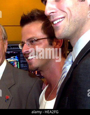 US-Verteidigungsminister Donald H. Rumsfeld trifft sich mit Cast und Crew der TV-Serie CSI: New York, bei einem Besuch in Los Angeles CBS Studios 4. August 2005.    US Air Force Tech Sgt. Kevin J. Gruenwald (freigegeben) Stockfoto