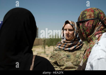 Sprechen Sie US Army Captain Melissa Kramer, Nebraska Agribusiness-Entwicklungsteam Geheimdienst-Offizier aus Lincoln, Nebraska, und Dunni Goodman, US Agency for International Softwarepiraterie Fromk Nigeria, eine afghanische Frau, die in der Frauen Entwicklungszentrum in Paktya Pronvicne, Afghanistan, Aug 3 arbeiten. Kramer und Goodman sind Mitglieder des Team Paktya die Gruppe der Frauen eintreten, ein Team für eine Partnerschaft mit den afghanischen Frauen Sensibilisierung für Frauengesundheit, Bildung und Business-Funktionen.  1. Lt Cammie Quinn provinzielle Rekonstruktion-Team Paktya Public Affairs Officer) Stockfoto