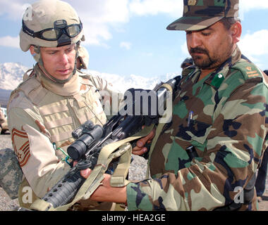 Senior Master Sergeant Robert Spaulding zeigt Afghan National Army Captain Abdul Rahman, die Mechanik der ein m-16 und so an das Ziel durch den optischen Rahmen 14 März. Sergeant Spaulding ist ab der 4. Logistik Bereitschaft Geschwader an Seymour Johnson Air Force Base, North Carolina Senior Airman Stacia Zachary eingesetzt) Stockfoto