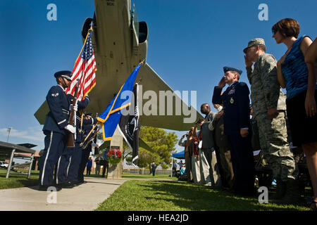 US Air Force Nellis Ehren Wachposten die Farben während der Nationalhymne am nationalen Kriegsgefangene/Missing in Action Anerkennung Day Zeremonie 16. September 2011, bei Freedom Park auf der Nellis Air Force Base, Nevada Die Zeremonie enthalten die Widmung POW/MIA zeremonielle Kranz, das Rezitieren der Namen der Einwohner von Nevada, die Kriegsgefangenen und diejenigen, die noch fehlt, 21 Salutschüsse durch ein Gewehr abfeuern, Party und eine f-16 Fighting Falcon-Überführung. Stockfoto