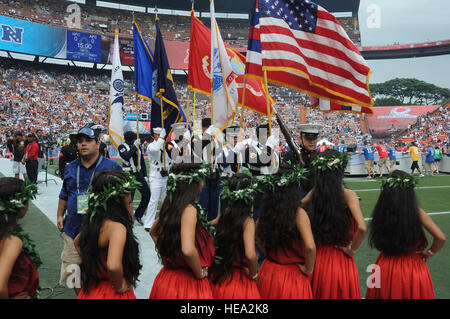 Die gemeinsamen militärischen Color Guard vorzubereiten, die Farben während des Singens der Nationalhymne zu Beginn der 2011 Pro Bowl im Aloha Stadium in Honolulu, Hawaii, Jan. 30. Dies ist zum 31. Mal das Ereignis auf Hawaii, wo es seit 30 Jahren gerade erst im vergangenen Jahr stattfand als es in Miami, Florida, in einer Bemühung statt war zu erneuern Interesse im Spiel stattfand. Diese Entscheidung wurde von Fans und Spielern mit viel Debatte und Kritik erfüllt wurde, und das Spiel wieder nach Hawaii in diesem Jahr. Hawaii ist Heimat für viele US-Militärangehörige und ihre Familien, und viele der Personen waren ich Stockfoto