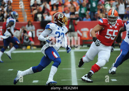 HONOLULU, Hawaii - Washington Redskins Cornerback DeAngelo Hall kehrt ein Abhören während der 2011 Pro Bowl im Aloha Stadium in Honolulu, Hawaii am 30. Januar.  Dies ist zum 31. Mal, die die Veranstaltung war in Hawaii, die es seit 30 Jahren gerade erst im vergangenen Jahr stattfand, als es in Miami, Florida in einer Bemühung zu erneuern Interesse im Spiel stattfand. Traf Entscheidung mit viel Debatte und Kritik von Fans und Spieler und das Spiel war wurde wieder dieses Jahr nach Hawaii gebracht.  Hawaii ist Heimat für viele US-Militärs und ihrer Familien und viele Personen waren beteiligt bei der Einrichtung der EV. Stockfoto