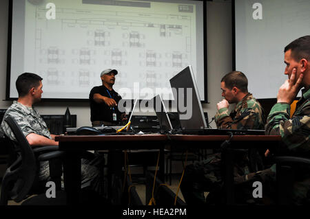 Herr Marty Martinez, Ausbilder für General Dynamics, weist U.S. Air Force Airman First Class Nicholas Lafferty, links, Staff Sgt Timothy Wertz und Senior Airman Mike Walton, 920th hoch-und Tiefbau-Geschwader, Youngstown, Ohio, in simulierten Konvoi-Operationen Kriegsspiele mit der US-Armee Virtual Battlespace Simulator 2 (VBS2) am Fort Hunter Liggett, Kalifornien, 19. Mai 2011, zur Unterstützung der Global Medic 2011 und Krieger 91 11-01. Globale Medic ist eine gemeinsame Reserve Feld Übung für Theater aeromedical Evakuierung System und Boden medizinische Komponenten entwickelt, um alle Aspekte der co replizieren Stockfoto